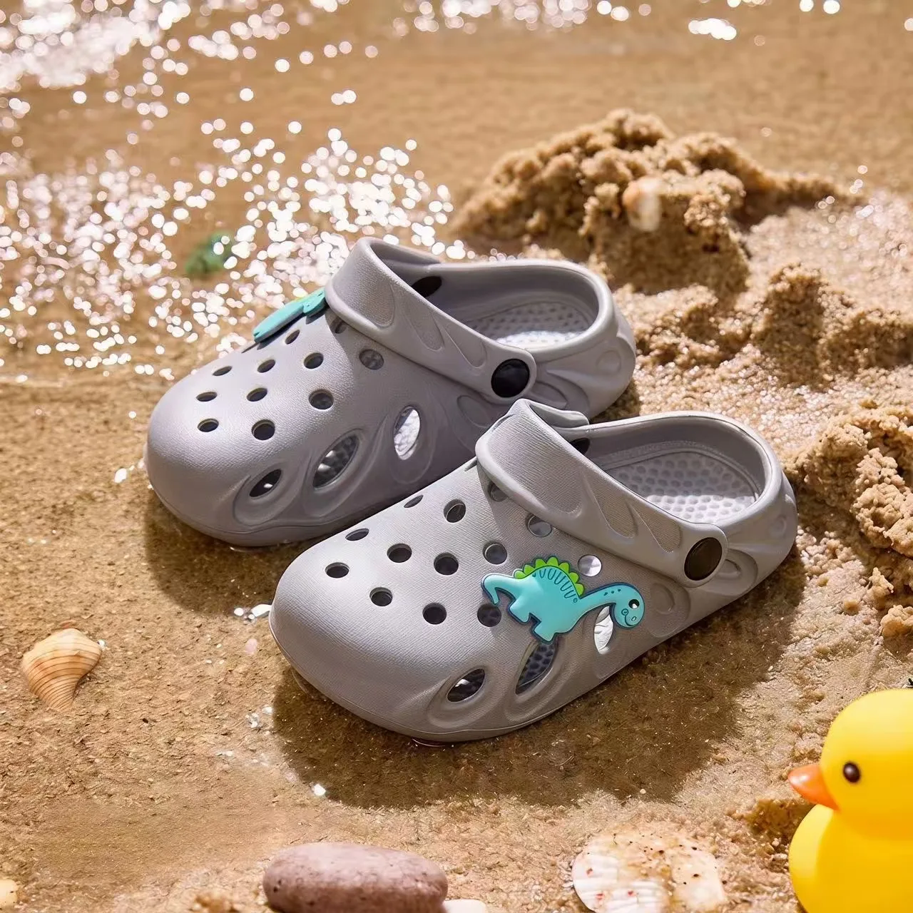 Children's dinosaur decorated EVA hollow sandals with lightweight and breathable toe cap design, suitable for boys to wear