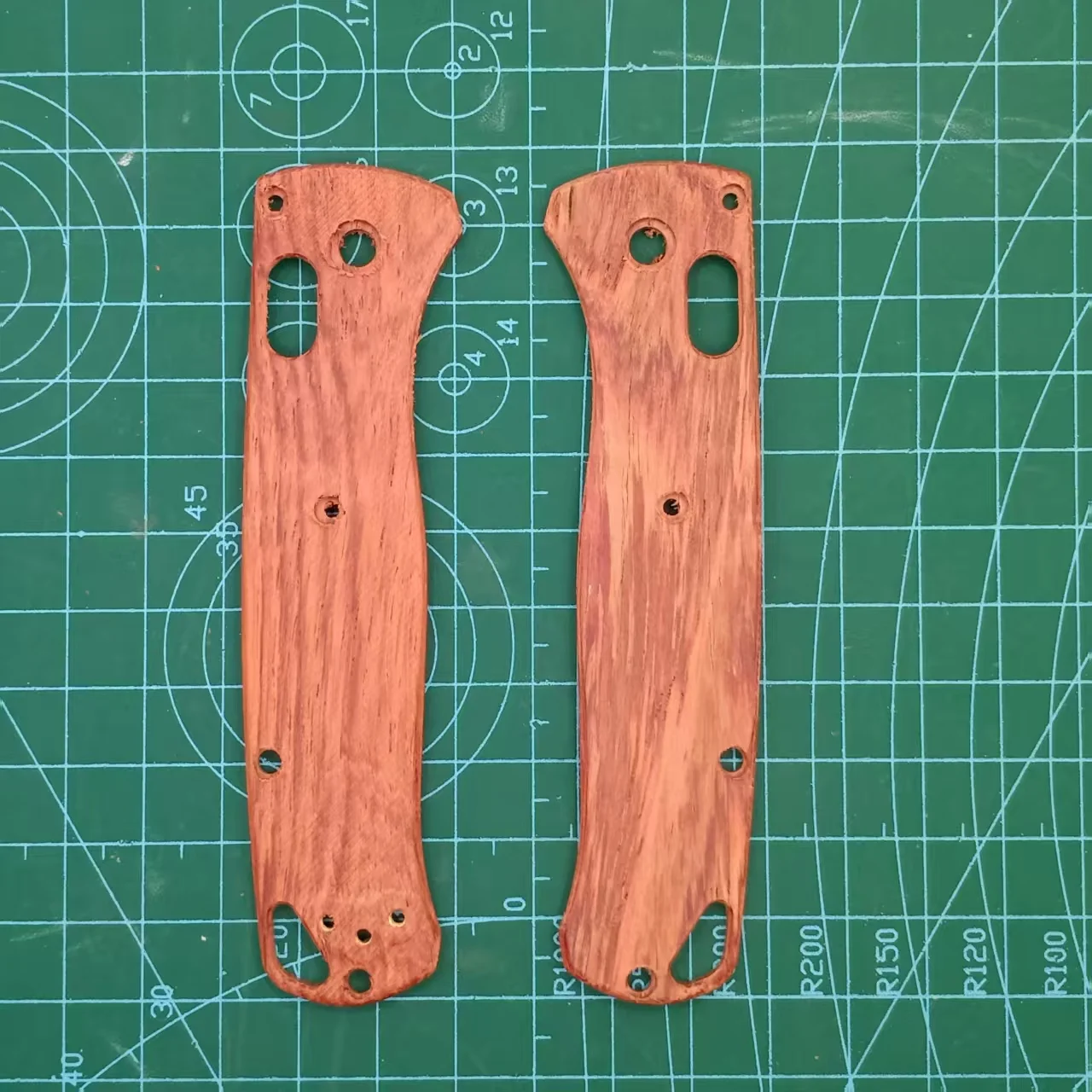 

1 пара весов с деревянной ручкой для складного ножа Benchmade Bugout 535