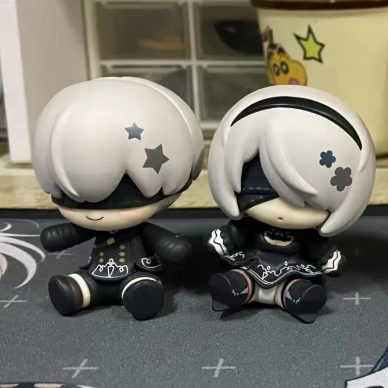 Nier Automata Animacja Gra Gadżety Peryferyjne Zabawki Magnesy na Lodówkę 2B i 9S Figurki Niezruchome Ozdoby Pokojowe Zabawka Prezent Niespodzianka