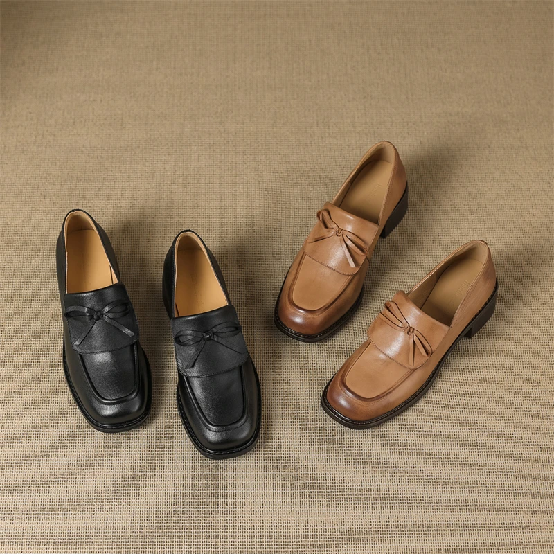 المتسكعون النساء جلد البقر الحقيقي هامش الصلبة SquareToe فراشة عقدة الانزلاق على منتصف الكعب أحذية السيدات اليدوية