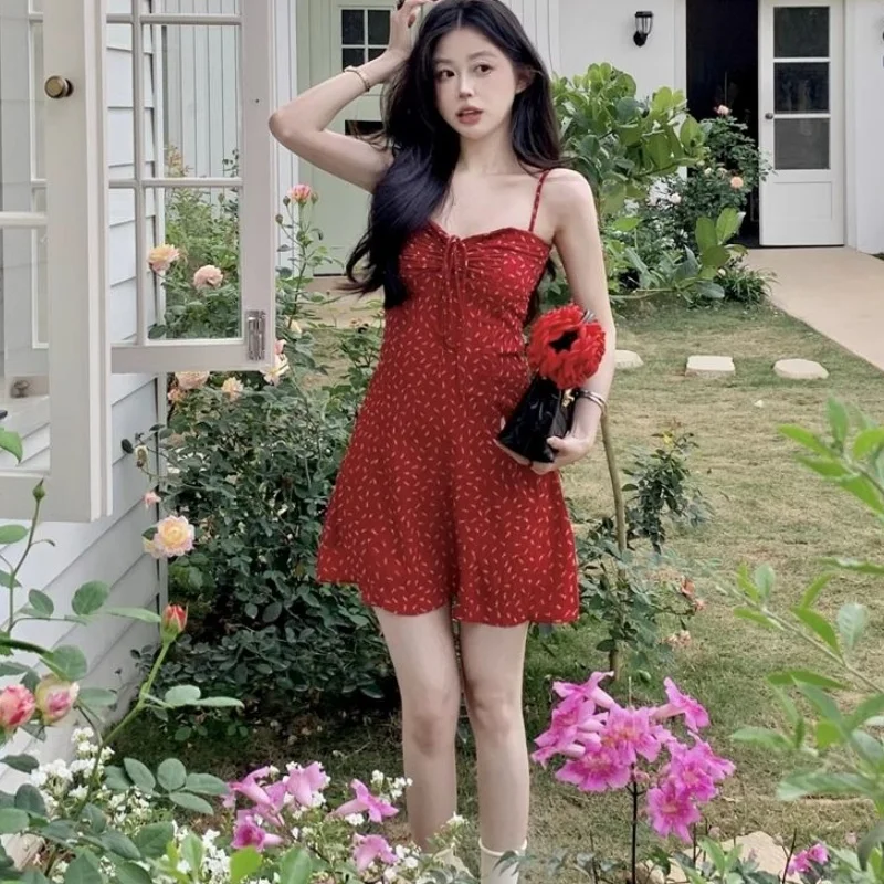 Damen Sommerkleid in Rot mit Blumenmuster, Mini-Kleid mit Gerafftem Ausschnitt, Figurbetontes Kleid, Glamouröses Sexy Date- und Urlaubskleid