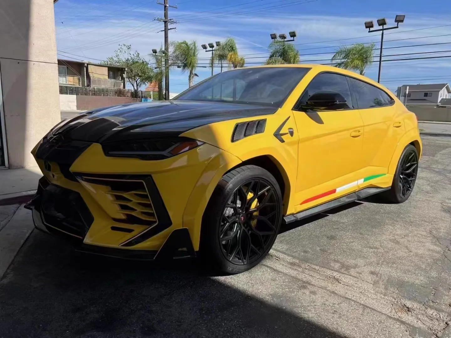 Большой комплект объемного звучания премиум-класса ForLamborghini Urus Modified Mansor со всеми углеродными волокнами