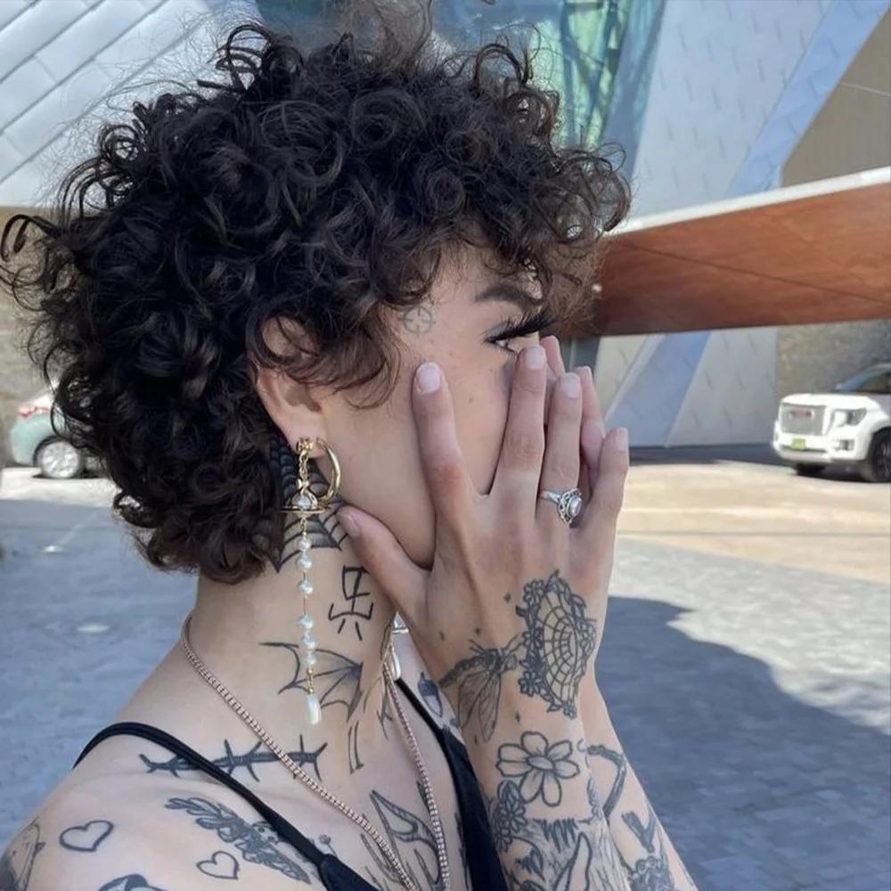 Короткие афро-розовые вьющиеся парики с стрижкой пикси для чернокожих женщин, парики с челкой, дешевые натуральные черные полные машинные парики