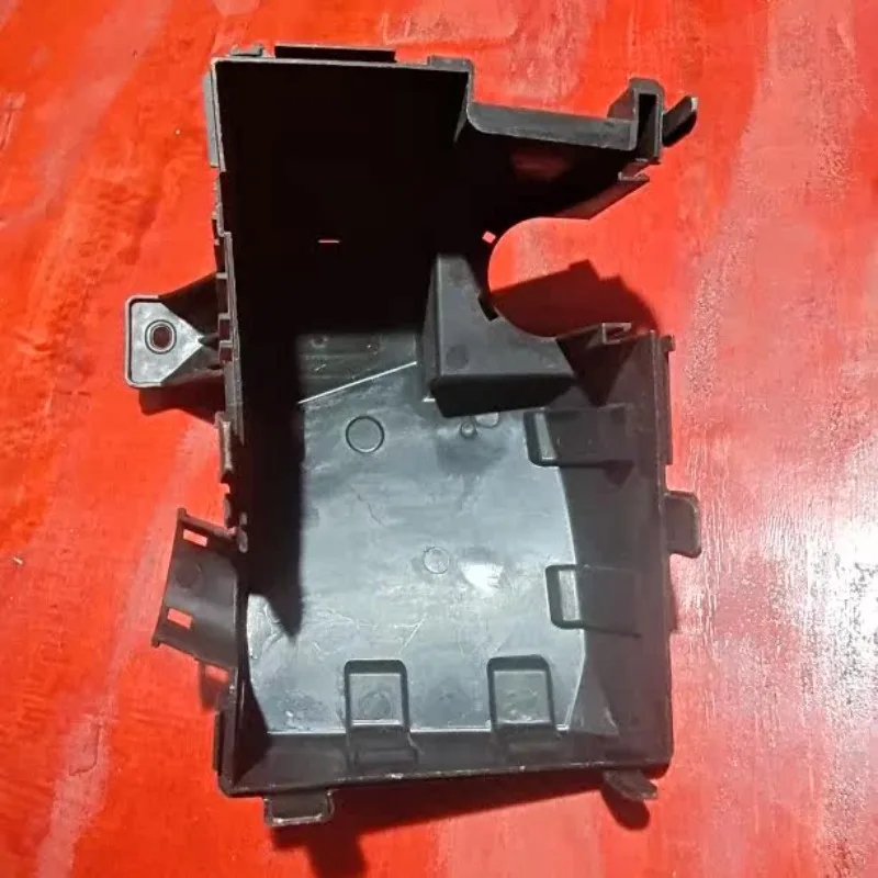 03 05 01 Engine compartment fuse box base