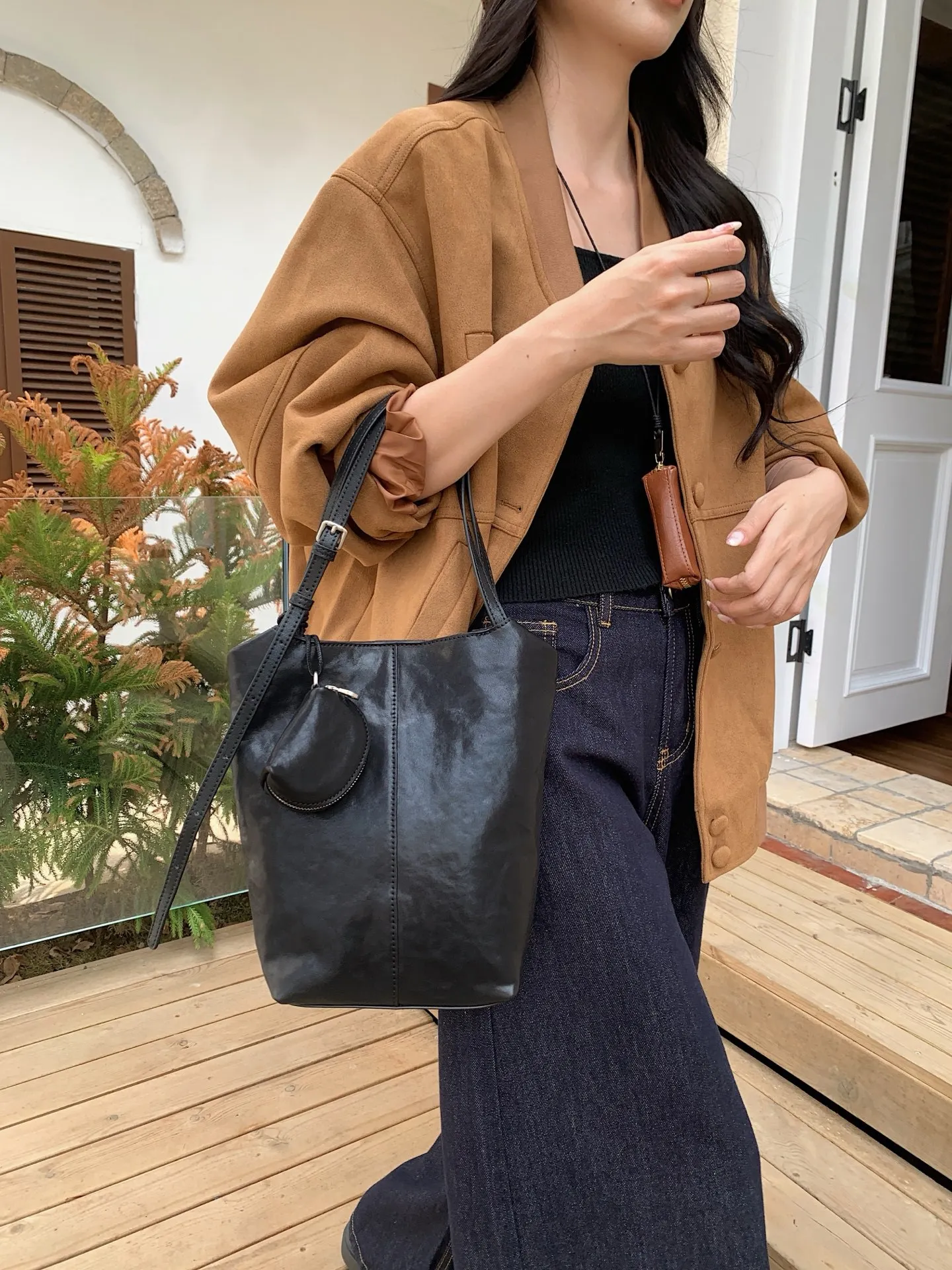 

Women's Top Layer Cowhide Shoulder Bag Lady Leather Large Capacity Bucket Bag Female Luxury Crossbody Underarm Bag