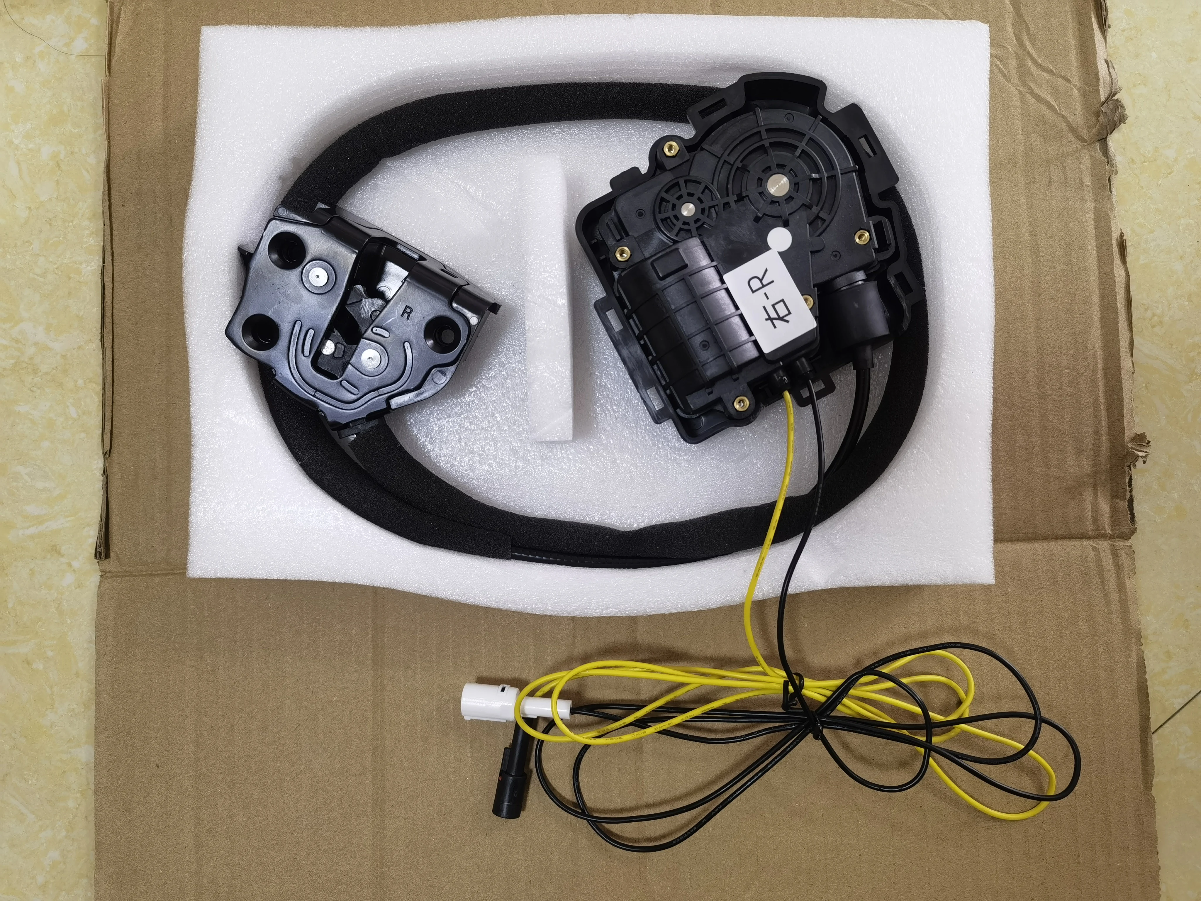 BYD ختم شفط كهربائي قفل تفريغ باب السيارة المغناطيس الكهربائية لينة إغلاق استبدال أجزاء الجسم للمركبات الكهربائية