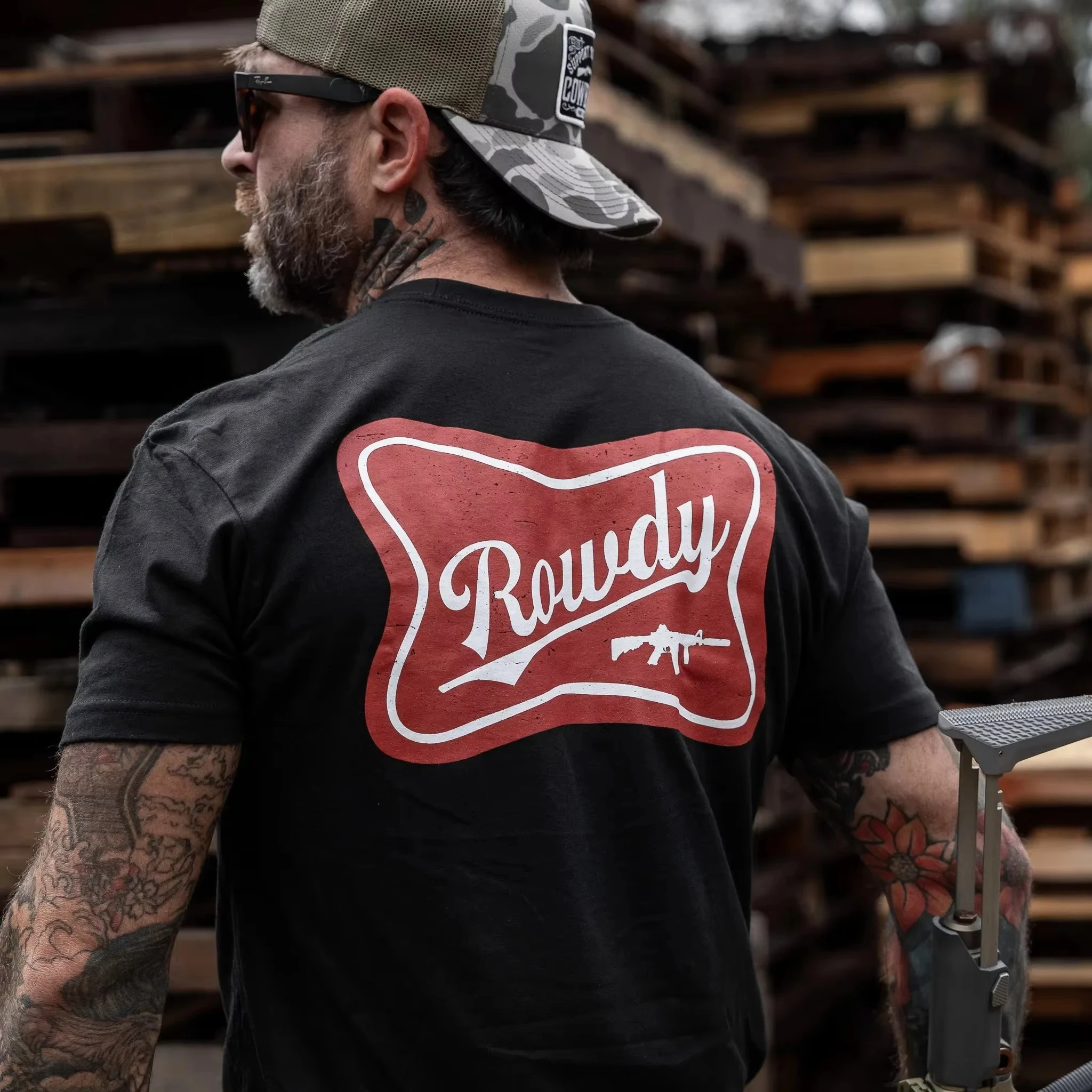 Vintage Rowdy Text Rifle Badge Graphic T‑Shirt Retro Red Label Gun Element Print Unisex Minimalist Casual Short Sleeve Top
