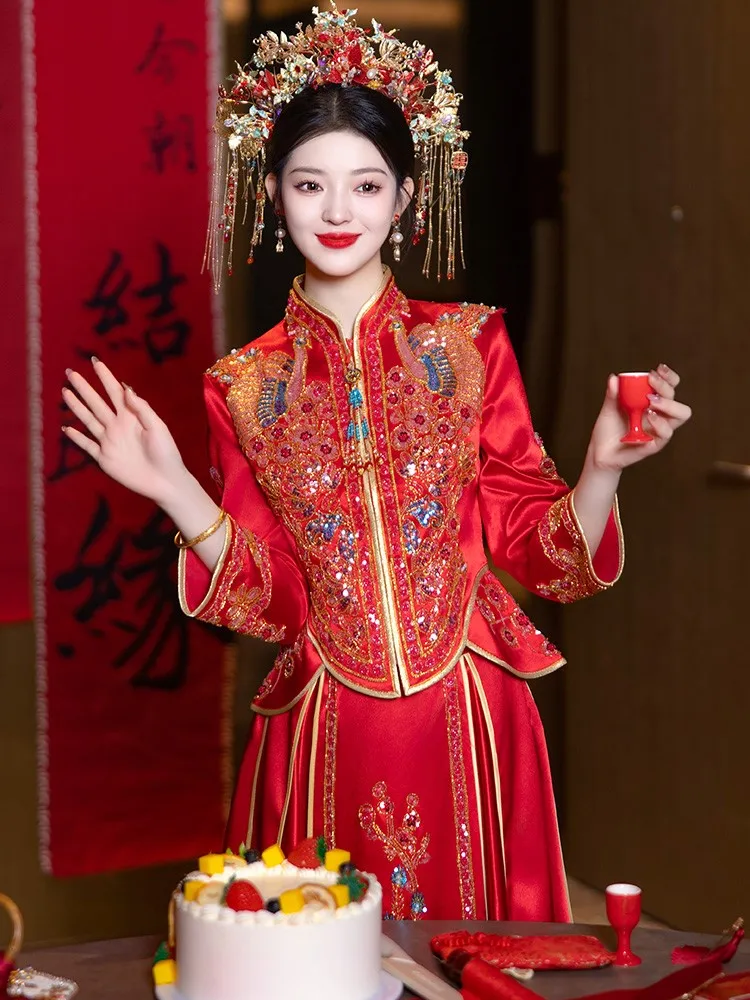 

The bride's new Chinese-style wedding dress is a dragon and phoenix gown thin style for ceremony