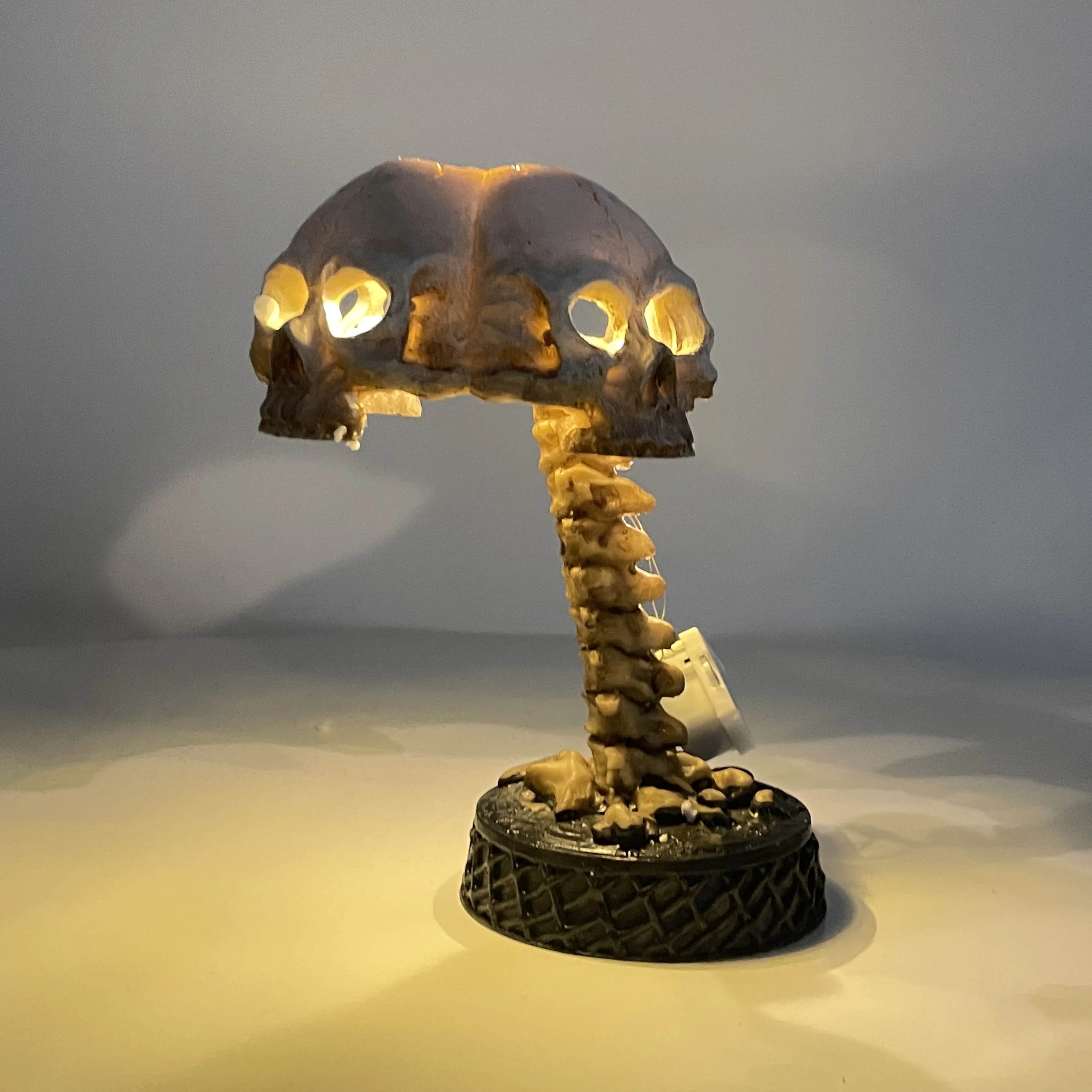 Creative Resin Skull sculptureTable Lamp Party Decoration Luminous Skull Statue LED Lamp Home Office Ornaments Halloween Decor