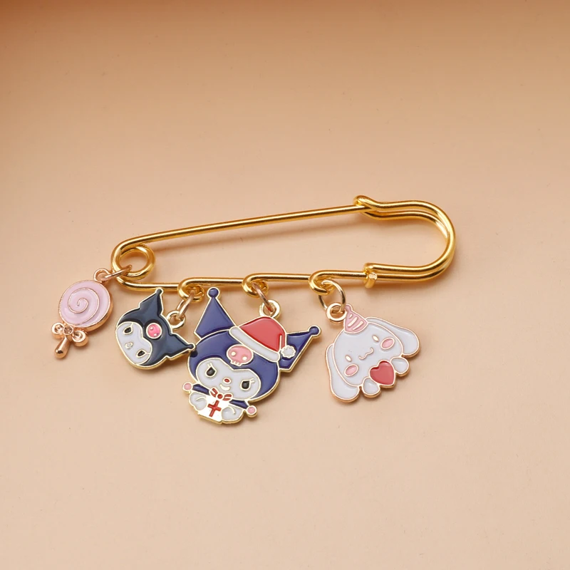 Kawaii القط كيتي الكرتون Kuromi الشيطان الصغير لطيف المعادن المينا امرأة الرجال على ظهره اكسسوارات أكياس شارة التلبيب مجوهرات الاطفال هدية