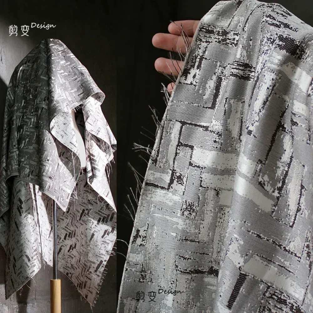 

Темная клетчатая жаккардовая текстура Креативное платье Дизайнерская ткань для одежды на метр для шитья Материал «сделай сам»