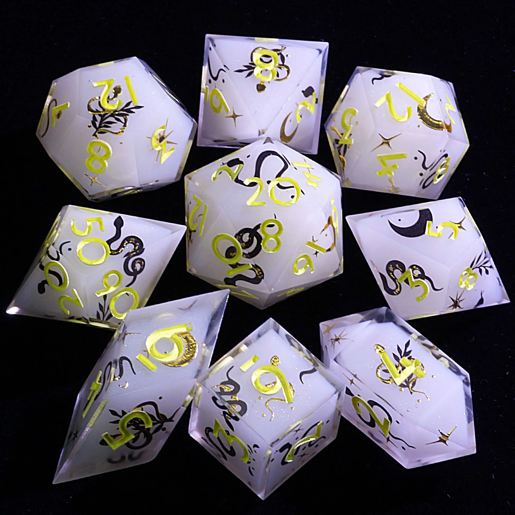 

Наборы из многогранной смолы Dice D&D Serpent Moon Omen