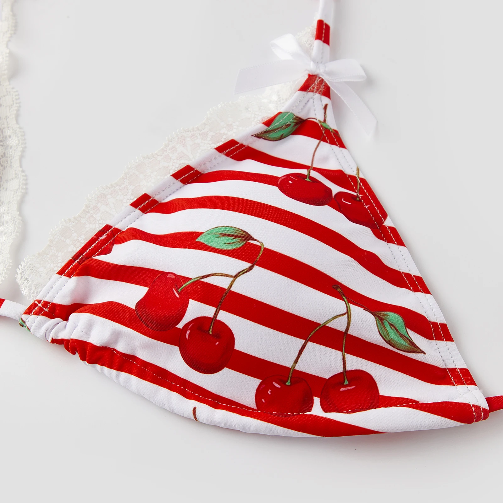 

Купальник в французском стиле с красно-белыми полосками и вишнёвым принтом, женский комплект: топ-халтер треугольной формы, плавки с высокой талией, кружевная отделка, бантик