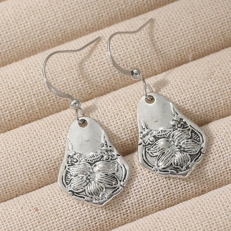 Vintage Silberfarbene Blumen-Ohrhänger für Damen Metall Handgeschnitzte Geometrische Ohrringe für Party und Alltag – Detail 2