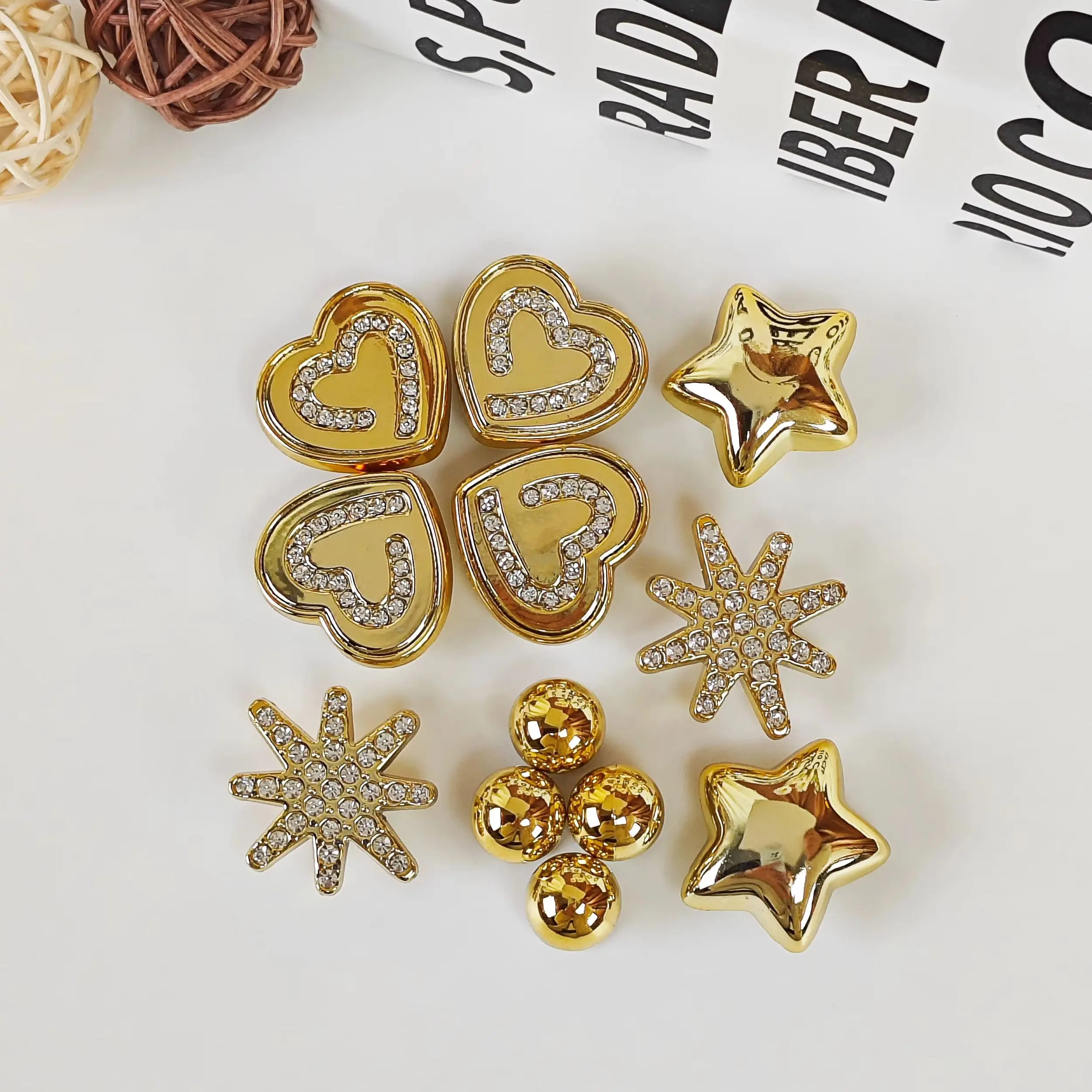 12Pcs DIY Shoe Decoration Charms Shiny Golden Hearts, Star-Shaped Slipper Decoration Clips, Non-Metal Lightweight Material, Y2K Fashion Versatile Cute Personality Accessories for Men and Women, Suitable for Eva Beach Shoes, Sandals, Removable Shoe Decoration, Holiday Gift