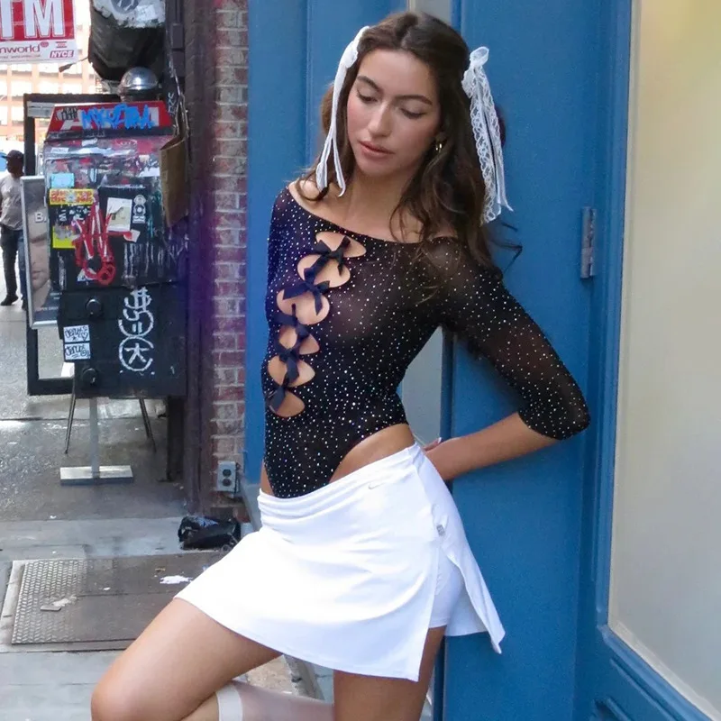 بدلة صيفية جديدة مثيرة لعام 2025 للفتيات الساخنة عالية المرونة متماسكة شفافة بعقدة على شكل فيونكة مفرغة من حجر الراين