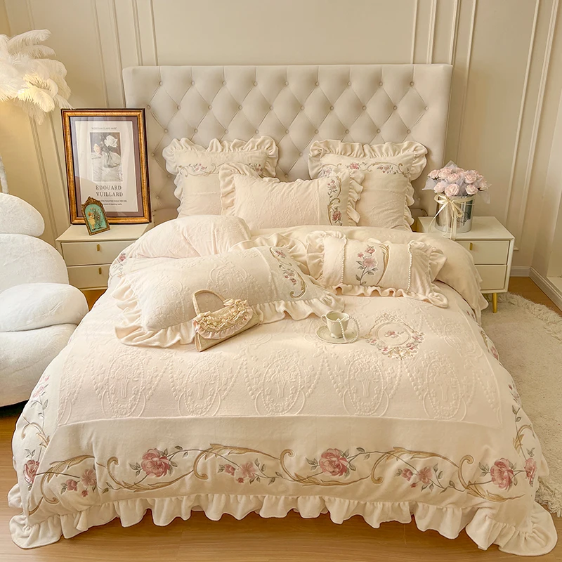 

Romantic French Vintage Carved Velvet Lace Ruffles Flowers Embroidery Bedding Set Velvet Fleece Duvet Cover Bed Sheet Pillowcase