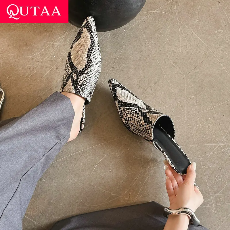 

QUTAA 2024, пикантные модные женские сандалии с босоножками, туфли-лодочки на среднем каблуке с острым носком из коровьей кожи со змеиным узором, модельные туфли 34-39