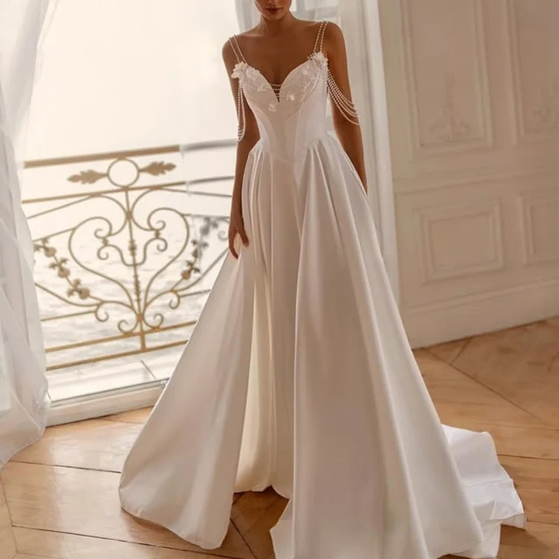 Proste suknie ślubne z satyny w kolorze białym, aplikacje, kwiatowe ozdoby, spódnica, dekoracja z pereł, suknie ślubne, suknia ślubna, suknia dla panny młodej.