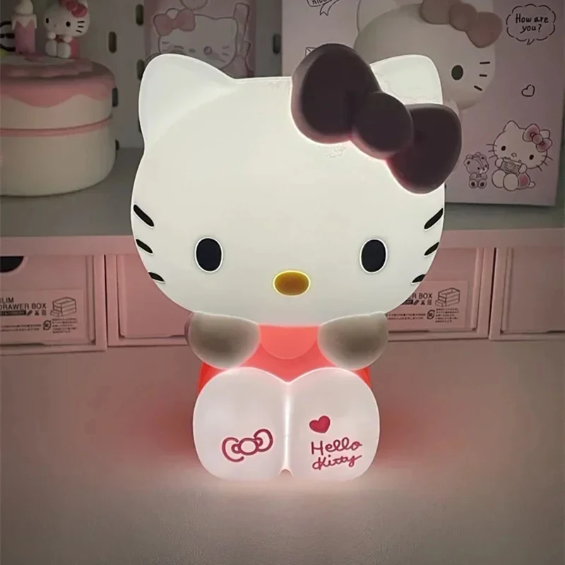 

Sanrio в стиле Hello Kitty с фирменным брендом, сидящее положение, прикроватная тумбочка для спальни, мягкая настольная детская игрушка, подарок на день рождения