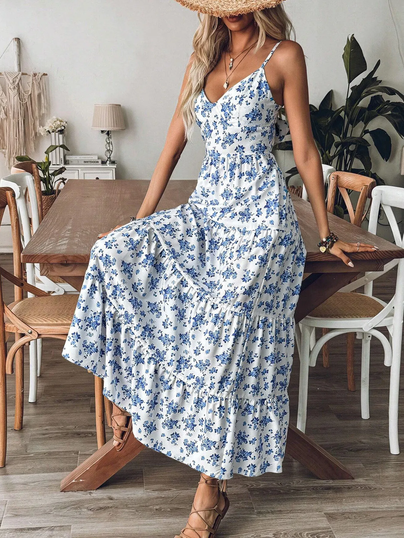 Damenkleid mit V-Ausschnitt und Blumenmuster – ein sexy, rückenfreies, fließendes, langes Partykleid mit Schleifendetail. – Detail 7