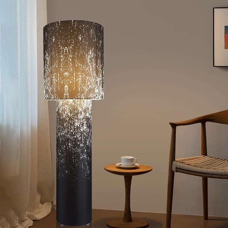 مصباح أرضي لغرفة المعيشة 2025 مصباح إيطالي جديد أنبوبي إبداعي مخصص للأريكة الفنية وزاوية جانبية مصباح ذو إحساس ممتاز