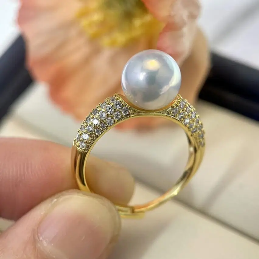 

элегантное кольцо с круглой белой жемчужиной Южного моря диаметром 10-11 мм, серебро 925 пробы