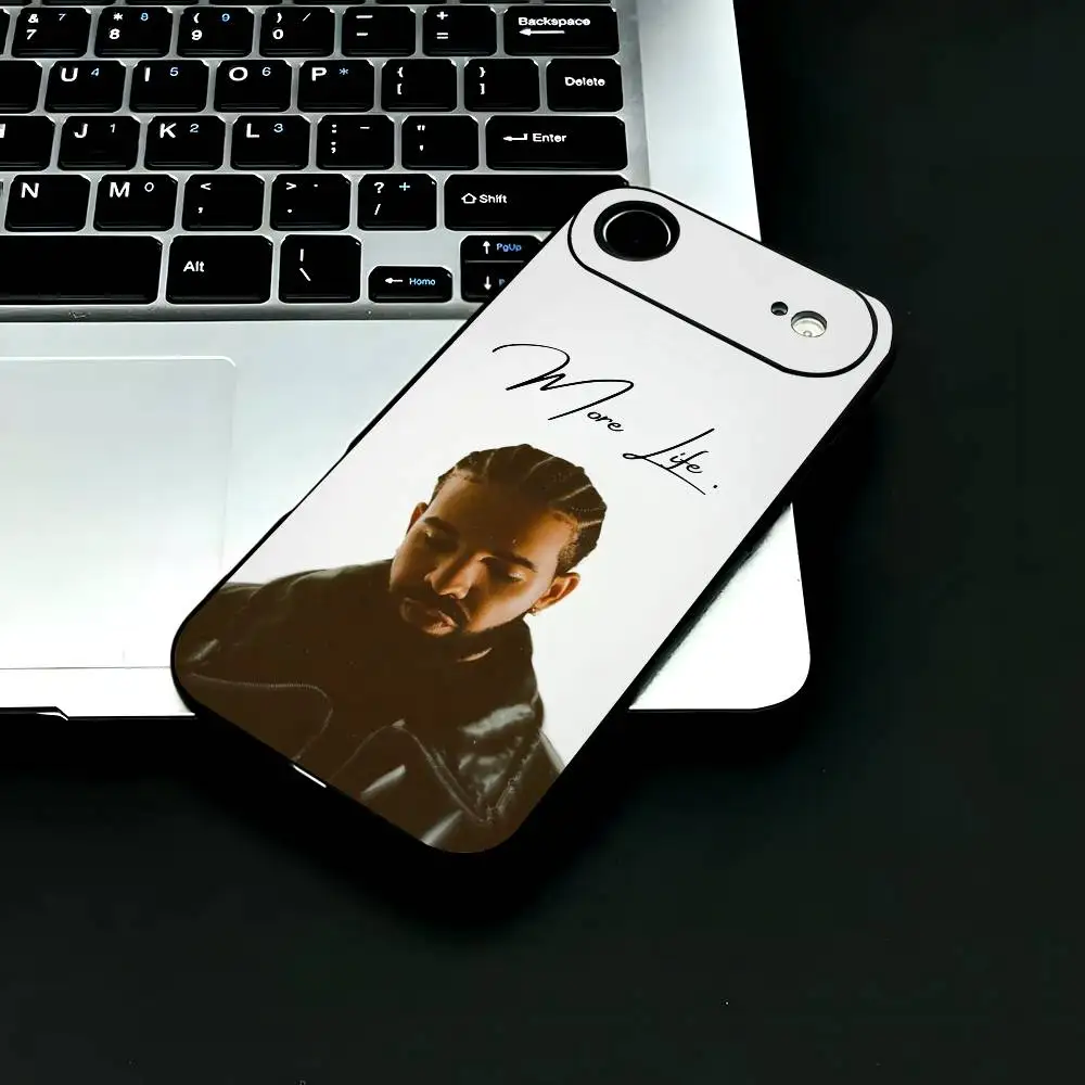 حافظة هاتف مغني الراب Pop D-Drake حافظة هاتف من مادة TPU باللون الأسود لهاتف iPhone 12-17. تصميم مطلي بالرش بالأشعة فوق البنفسجية، مضاد للسقوط يوميًا