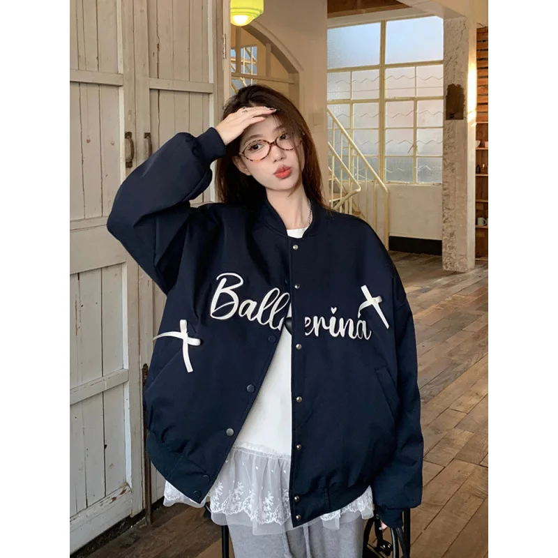 

Бейсбольные куртки для девочек и женщин: зимние, стильные, с лентами, для повседневной носки, популярные, с пушистой текстурой, с принтом C, солнцезащитные, праздничные, с отложным воротником, на молнии