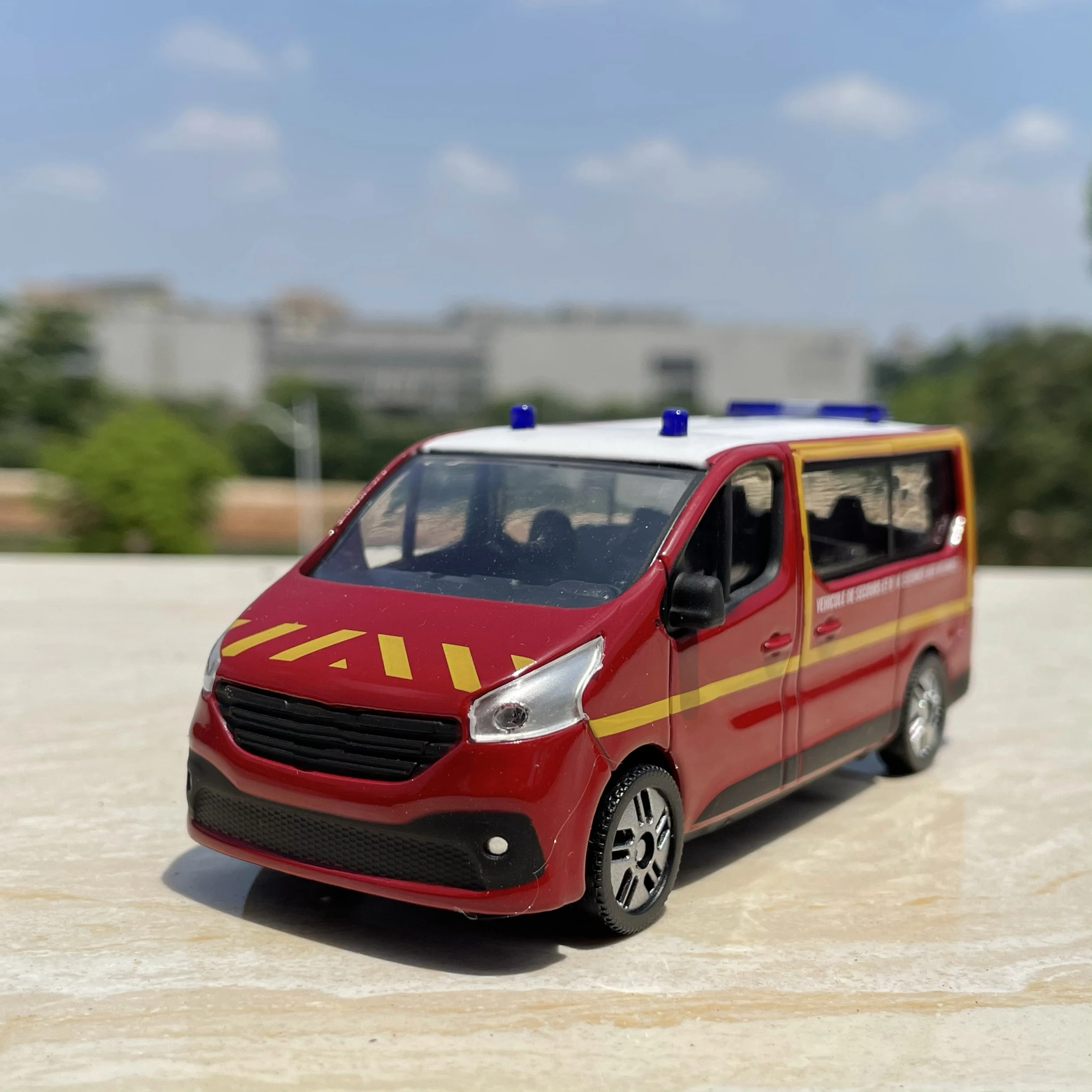 1:43 Scale Diecast Alloy Van Rescue Vehicle Cars Model Classics Nostalgia Adult Collection Toys Souvenir Gifts Static Display