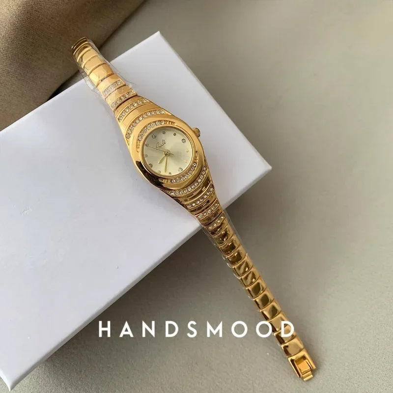 Small Gold Watch Light Luxury Exquisite Diamond Design Sense Strap Fashion Temperament Hundred Match Watch Women ساعات نسائية