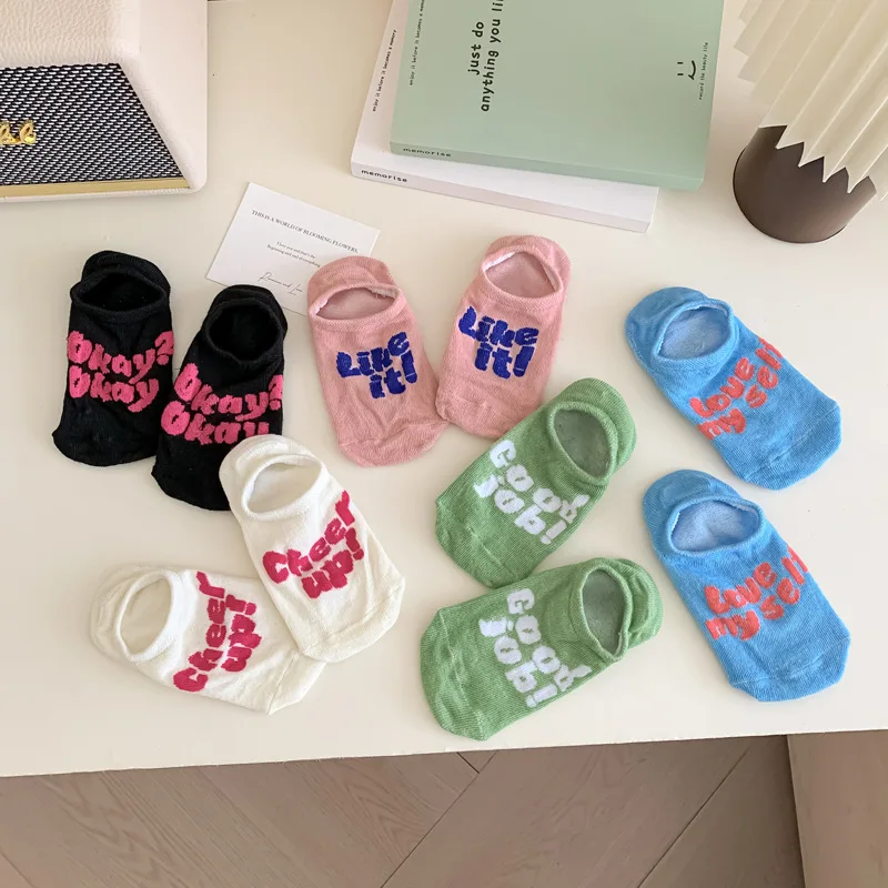 5 أزواج من جوارب القارب النسائية ذات الحروف الملونة الدوبامين ذات الفم الضحل ماصة للعرق جوارب صيفية رفيعة وبسيطة قابلة للتنفس 2026