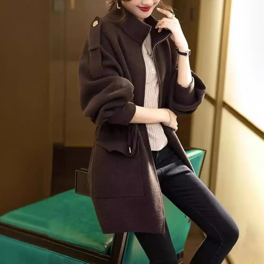 

Зимняя верхняя одежда. Стильное зимнее пальто с воротником-стойкой и большими карманами. Теплое модное женское пальто для свиданий.