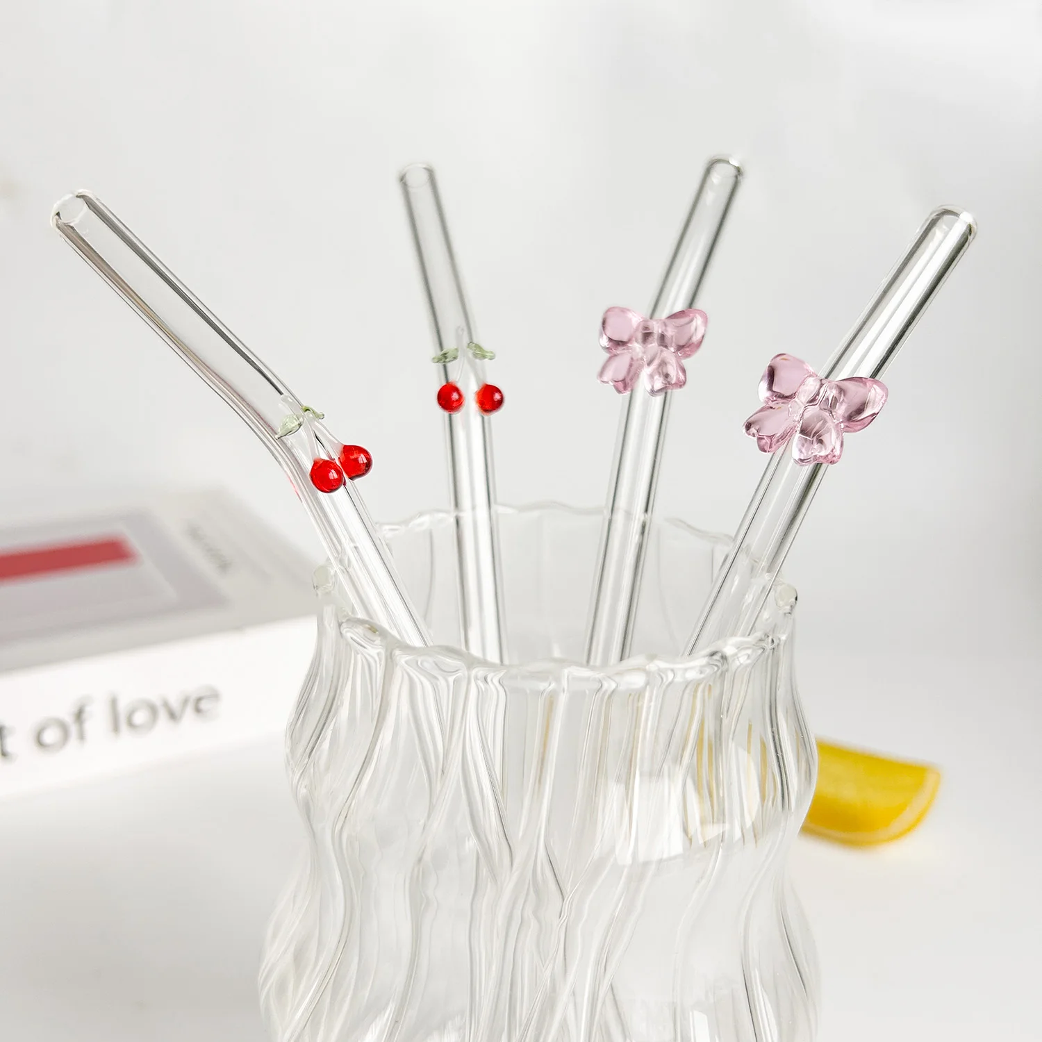 Niedlicher Cartoon-Glasstrohhalm, wiederverwendbares, biegsames Design, Kirsch-/Schleifenform, perfekt für Smoothies, Milchtee, Saft, Partys, Geschenke