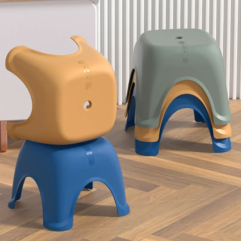 

Цельный небольшой табурет, нескользящий табурет, прочный табурет-ступенька, подходящий для использования в кухне, ванной комнате, спальне и гостиной.