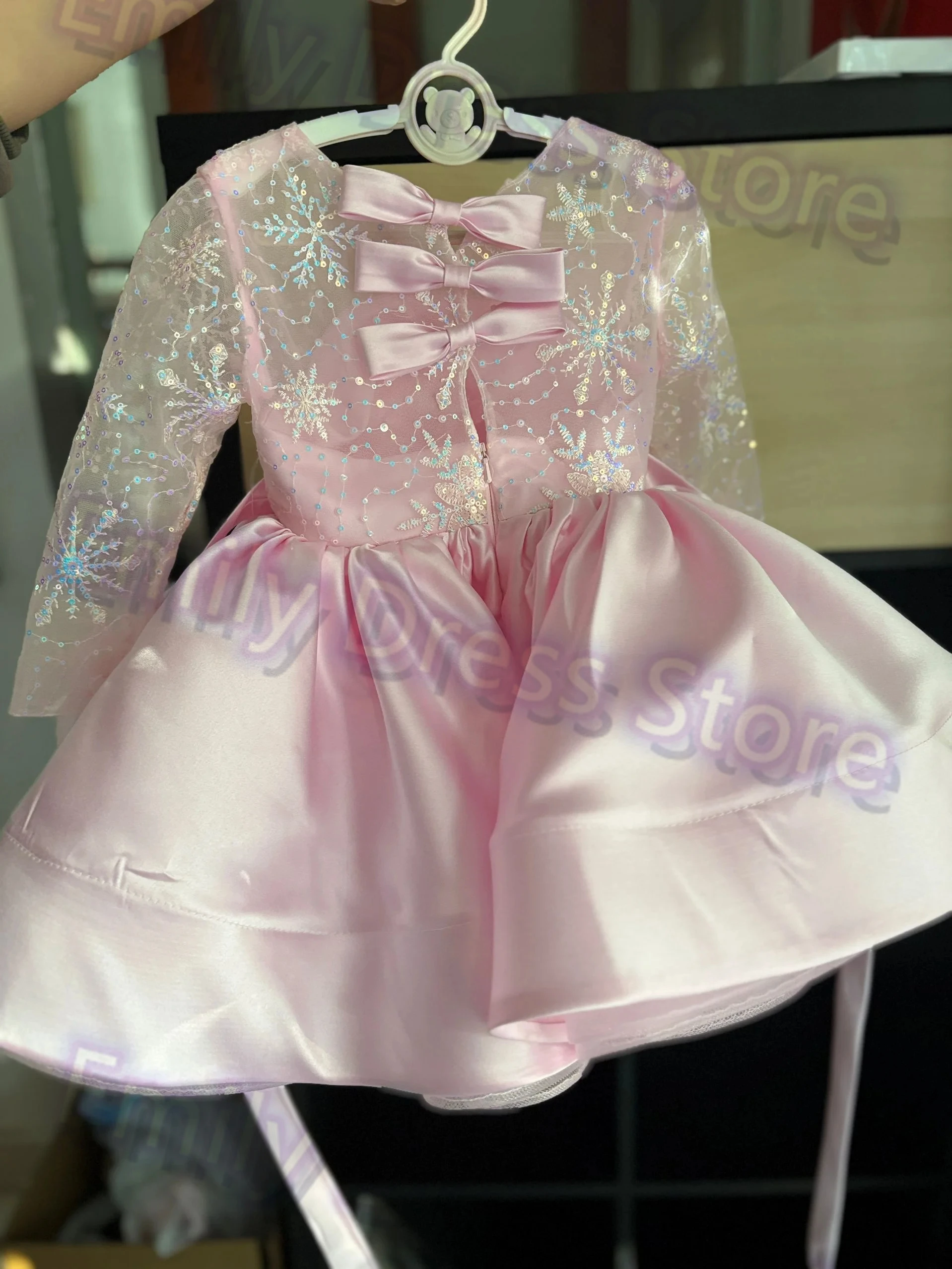 Aangepaste roze bloemenmeisje jurk voor bruiloft satijn gezwollen applique volledige mouwen baby kinderen verjaardag eerste communie jurk