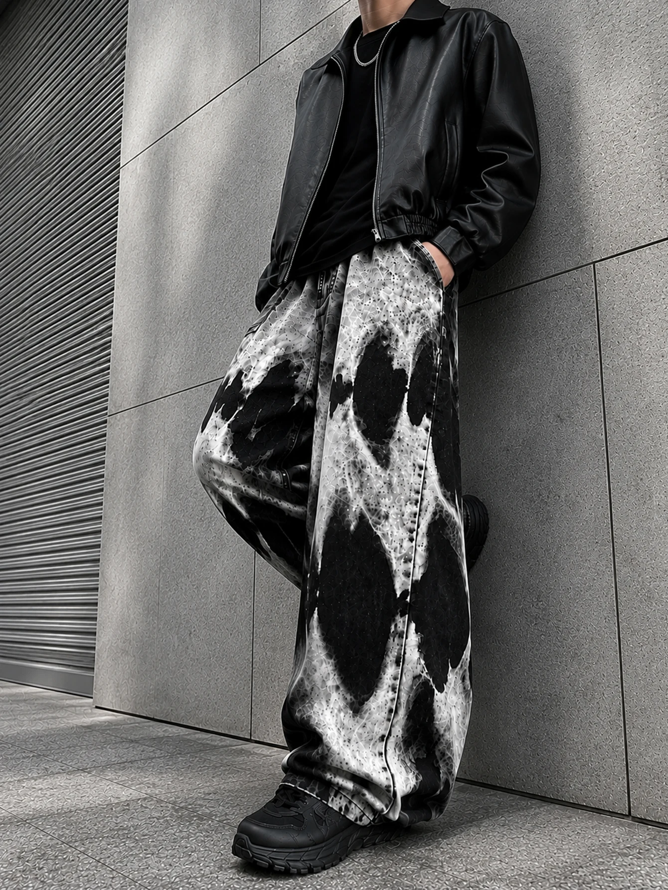 Herrenhose in Schwarz-Weiß mit abstraktem Print, locker geschnitten, lässige Hose mit weitem Bein, Streetwear-Hose, Y2K Hip-Hop-Mode – Detail 2