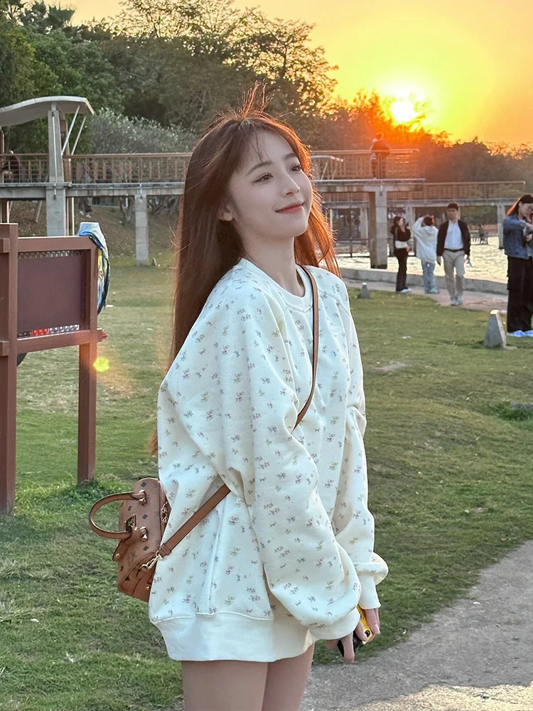 Słodka Bluza Damska z Kapturem w Kwiatowy Wzór, Okrągły Dekolt, Oversize, Luźny Krój, Idealna na Wiosnę, Jesień i Zimę, Piękny Top