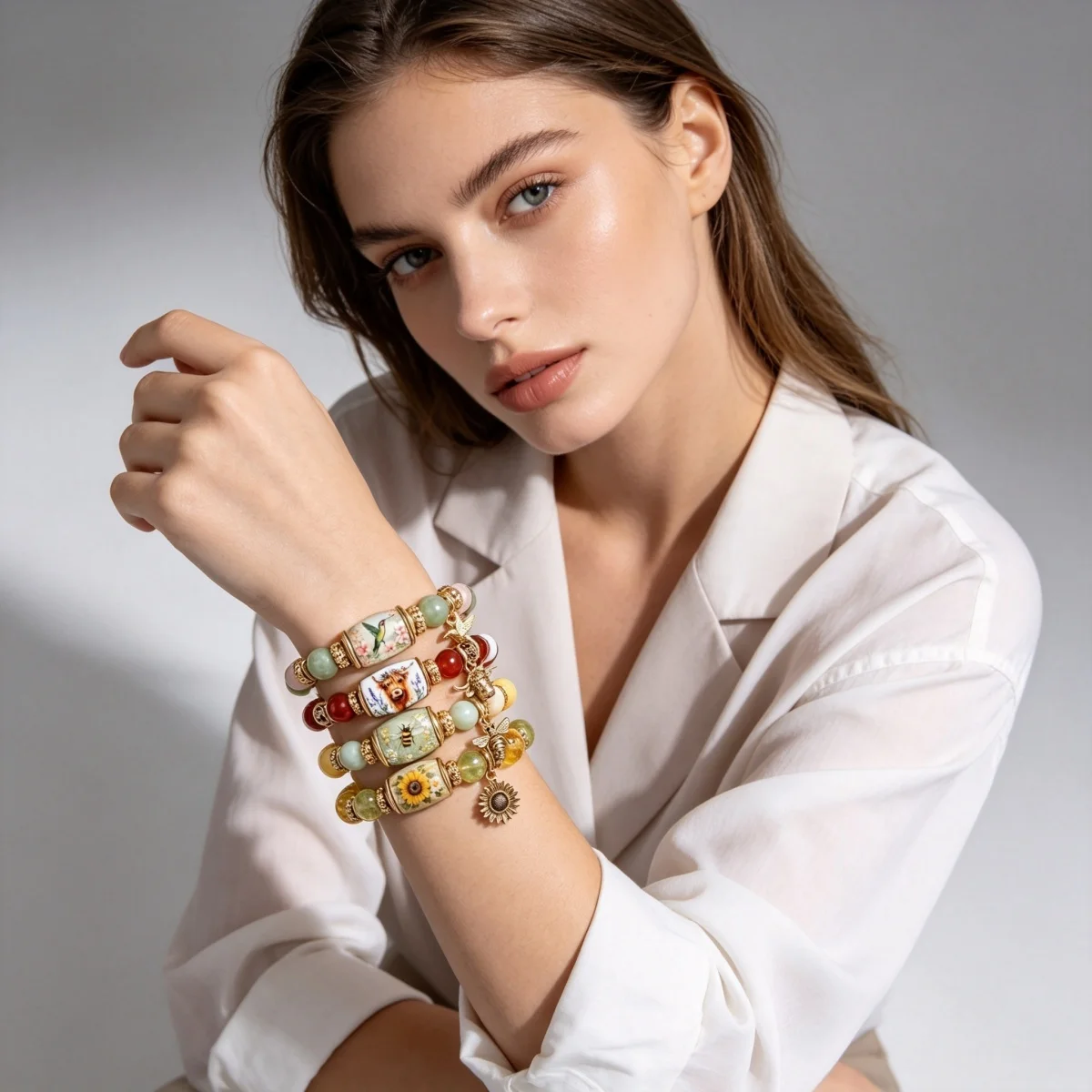 Zarte Armbänder im Frühlingsgarten-Stil mit Glasperlen für Damen und Herren, mit Charm-Anhängern wie Kolibri, Sonnenblume, Biene und Ochsenkopf, Heilschmuck. – Detail 16