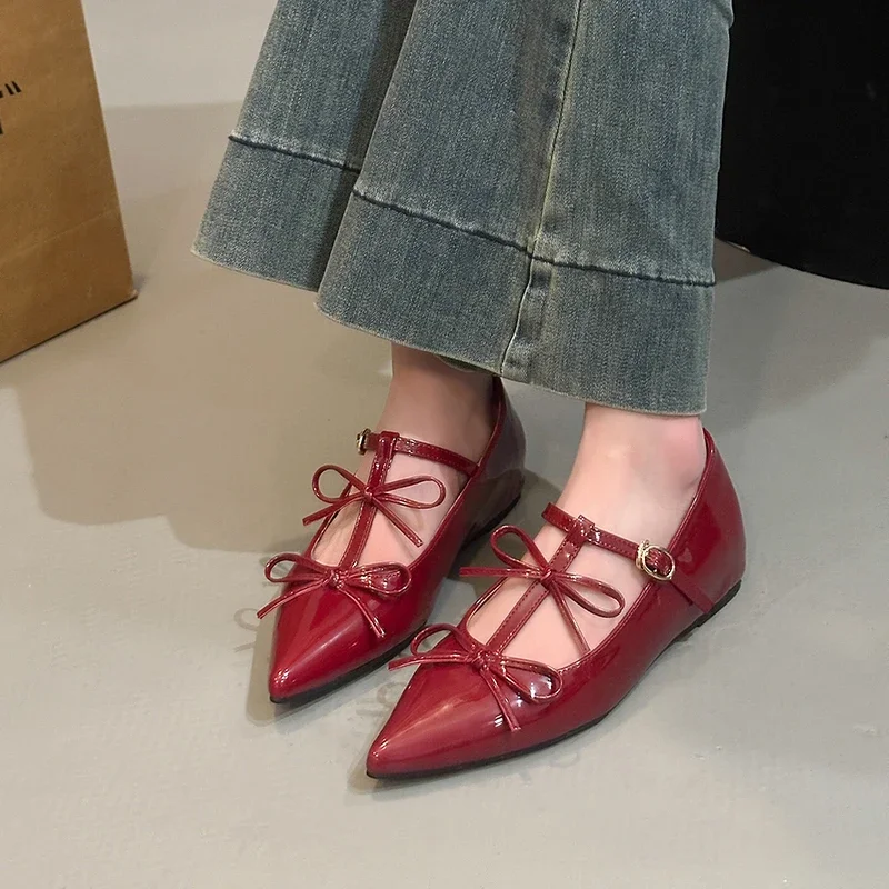 أحذية نسائية ماركة 2025 بحزام بإبزيم أحذية نسائية مسطحة على الموضة بعقدة على شكل فراشة جديدة صلبة أفضل بائع أحذية ماري جين بمقدمة مدببة مثيرة