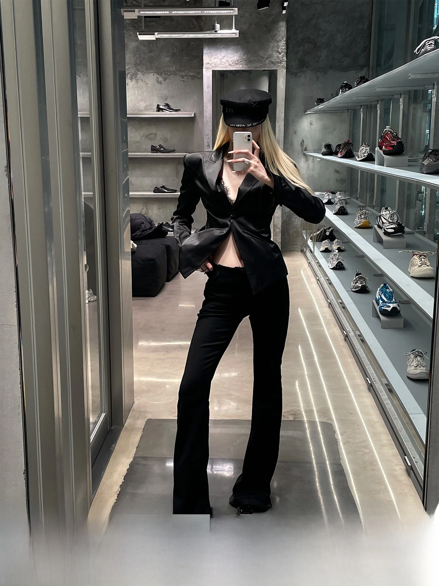 

Low Waist Slim Fit Flared Jeans Black Casual Cotton Zipper for Ladies Spring Season All Year round Rase Le Sol Dangerous Liai...