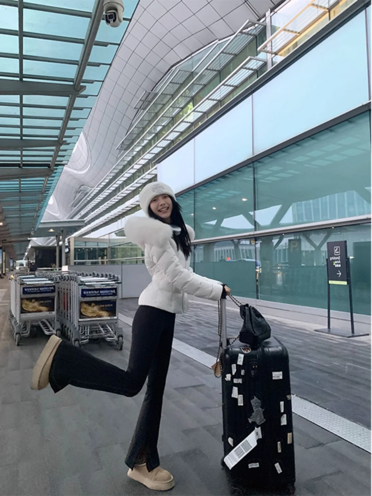 Biała, duża kurtka puchowa z futrzanym kołnierzem, damska, nowy model na zimę 2025, ultracienka, lekka, z kapturem, biała kurtka puchowa.