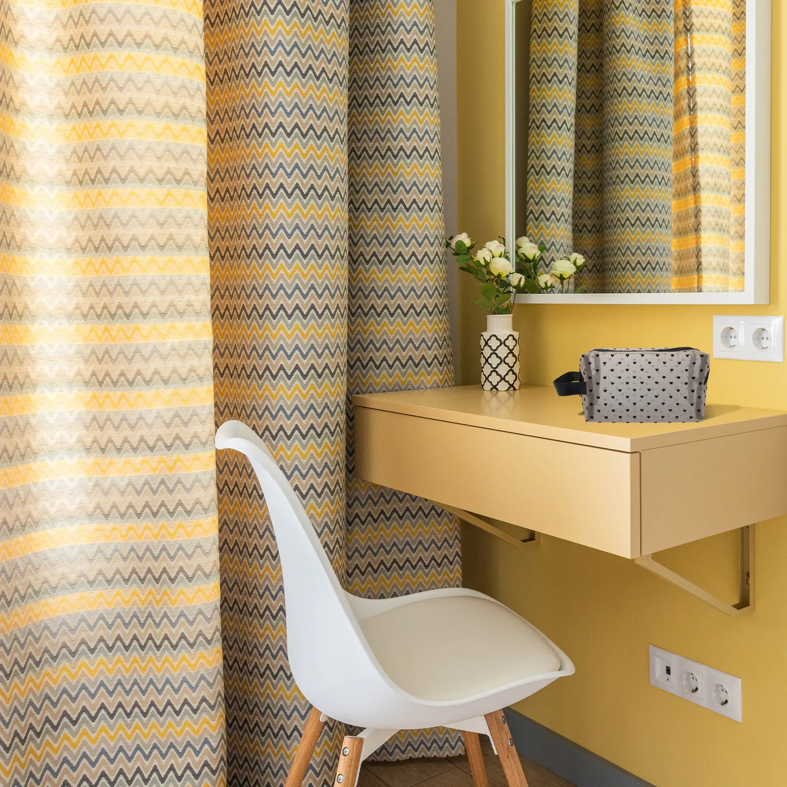 

1Pcs Lightweight Portable Mesh Bag for Travel Toiletry Storage Makeup Organizer Gym Camping Outdoor Use Women Gift