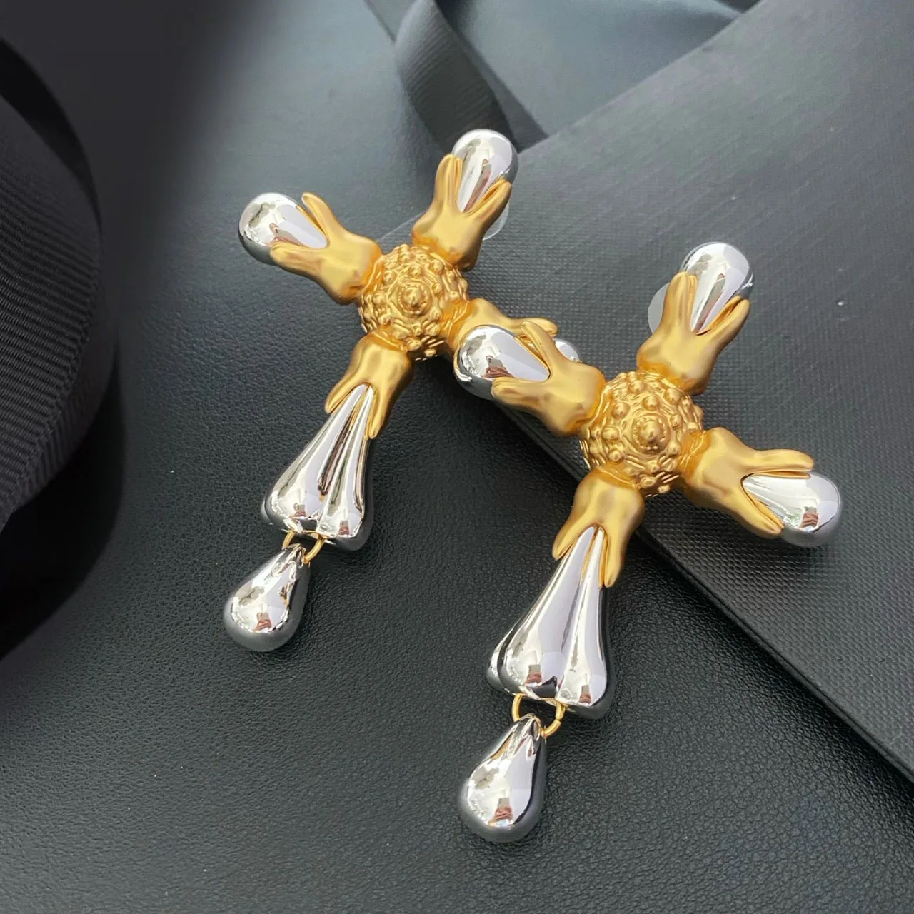 

Новые ювелирные изделия и аксессуары, двухцветные металлические длинные серьги в форме креста в стиле ретро для женских вечеринок и подарков