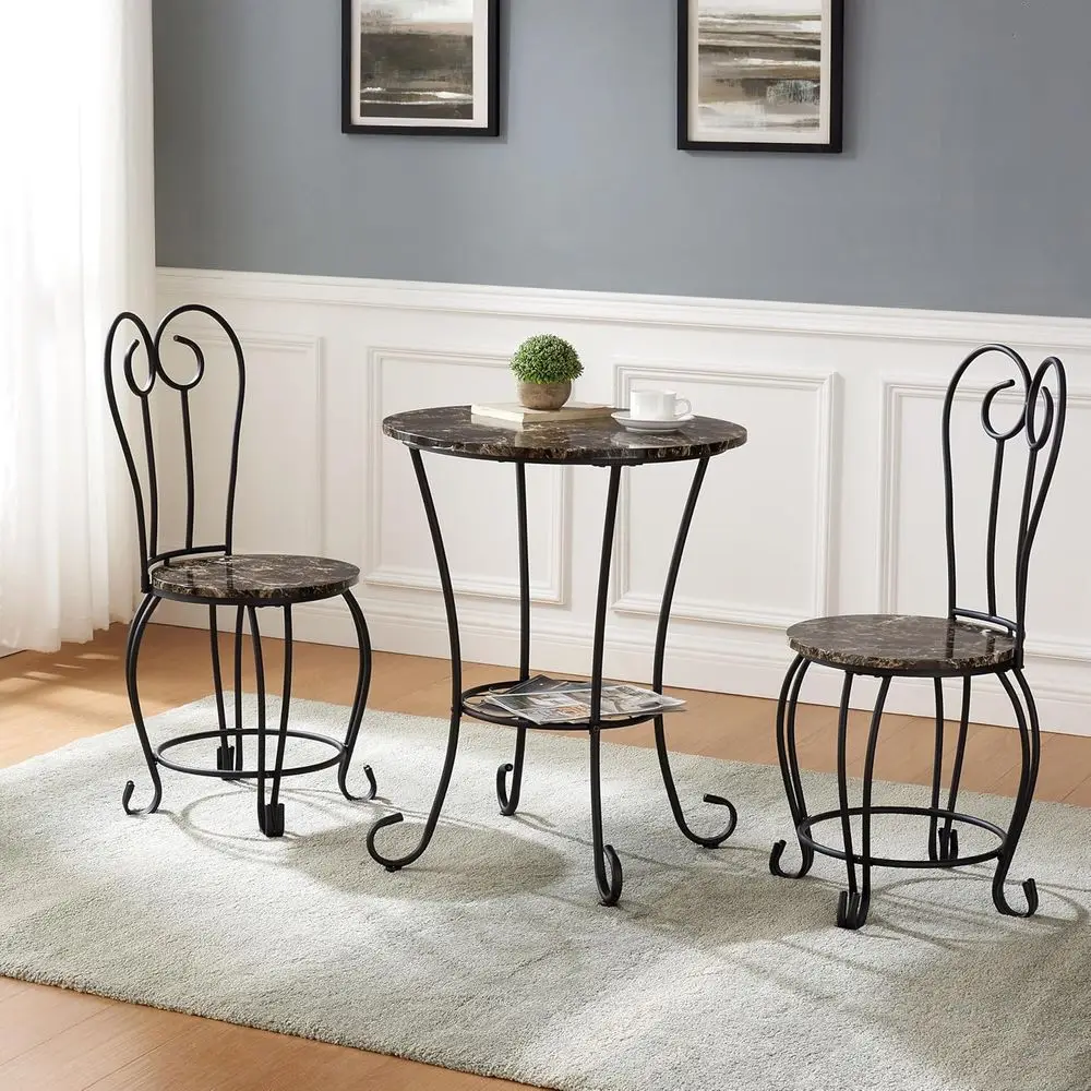 Set da bistrot da interno vintage in stile francese: tavolo rotondo in aspetto marmo con struttura dorata e sedie marroni