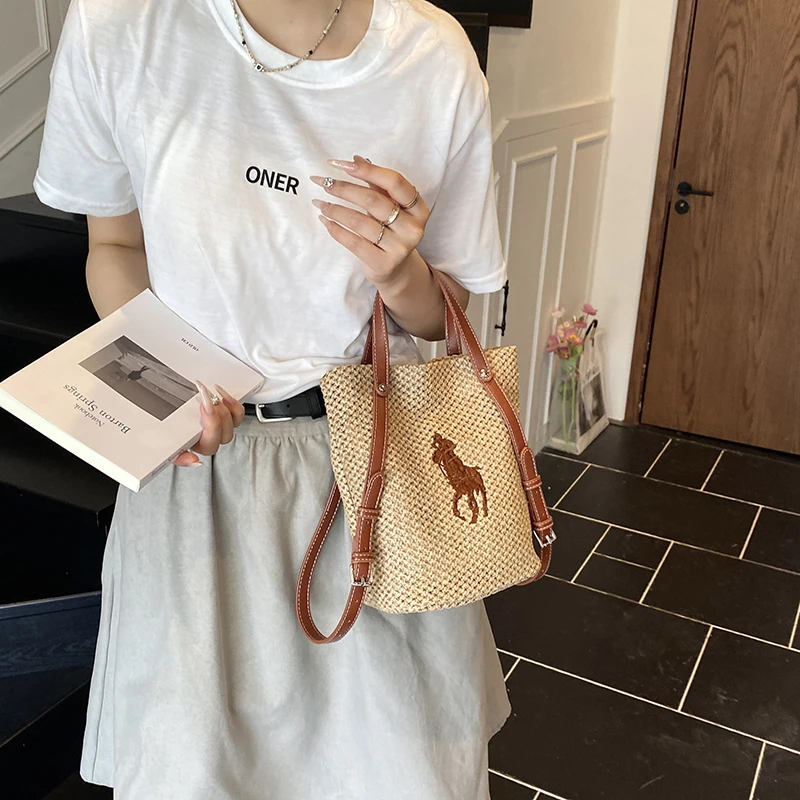 

Biophilic Woven Crossbody Bag with Organic Straw Weaving and Leather Accents for Countryside Picnics Exuding Rustic Elegance