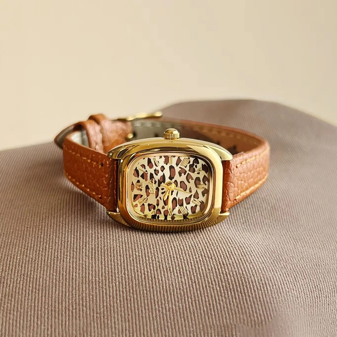 

Fashion and Personalized Watches for Women, Leopard Print Quartz Watch, Niche Neutral Style Square Small Square Clock, Gifts