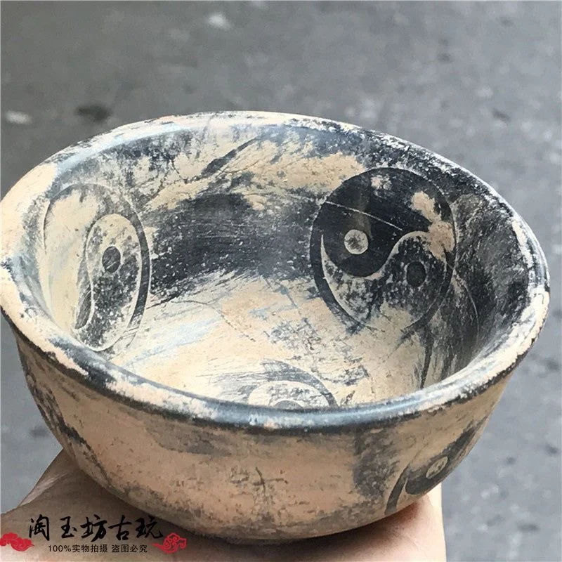 Gao Yu Qianlong collects old objects and plays with jade ornaments and bagua jade bowl.