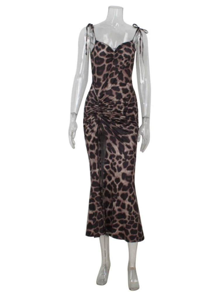 ملابس نسائية صيفية عصرية لعام 2025 فستان ريترو للشارع بطباعة الفهد وفتحة الخصر للتخسيس في الشارع