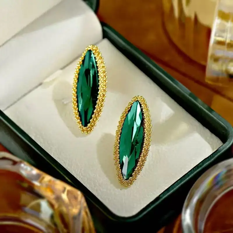 

Fashionable Minimalist Crystal Embedded Metal Earrings for Women Sweet And Cool Style Suitable for Daily Wear And Parties